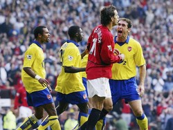 Pada pertemuan September 2003, MU memiliki peluang emas melalui tendangan penalti. Namun, Ruud van Nistelrooy yang menjadi ekseskutor gagal membobol gawang Arsenal. Melihat Nistelrooy gagal, Martin Keown mendekat dan meneriaki. (Foto: Shaun Botterill/Getty Images)
