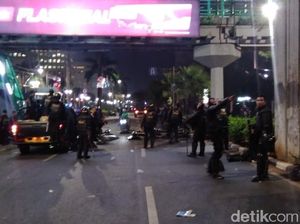 Massa Terus Didesak Mundur ke Jl Asia Afrika Arah PS, 3 Orang Diamankan Massa Terus Didesak Mundur ke Jl Asia Afrika Arah PS, 3 Orang Diamankan