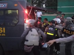 Massa Lempari Batu di Depan DPR, 1 Polisi Dilarikan ke Ambulans