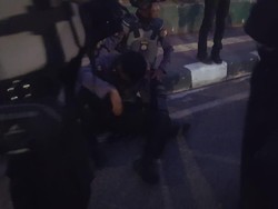 Massa Demo Ricuh di DPR Lempar Petasan-Batu, 2 Aparat Terluka