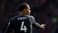 Virgil Van Dijk terus tampil konsisten di jantung pertahanan Liverpool. Ia 11 kali memenangi duel saat Liverpool menang 1-0 atas Sheffield United. (Foto: Laurence Griffiths/Getty Images)