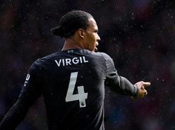 Virgil Van Dijk terus tampil konsisten di jantung pertahanan Liverpool. Ia 11 kali memenangi duel saat Liverpool menang 1-0 atas Sheffield United. (Foto: Laurence Griffiths/Getty Images)