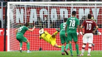 Unggul jumlah pemain Fiorentina mampu mencetak dua gol tambahan. Fiorentina juga sempat mendapat penalti kedua, namun tendangan Federico Chiesa mampu diblok Gianluigi Donnarumma. Marco Luzzani/Getty Images.