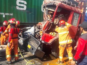 Tronton Tabrak Truk Kontainer di Surabaya, Seorang Sopir Terjepit