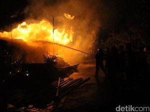 Diduga Akibat Puntung Rokok, Gudang Kayu di Sidoarjo Terbakar Diduga Akibat Puntung Rokok, Gudang Kayu di Sidoarjo Terbakar