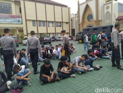 Polisi Bawa Puluhan Pelajar yang Hendak Demo di Jakarta ke Polres Bogor