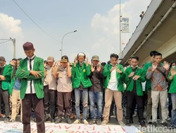 Usai Demo, Mahasiswa-Polisi di Sumsel Salat Gaib untuk 2 Mahasiswa di Kendari