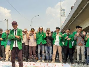 Usai Demo, Mahasiswa-Polisi di Sumsel Salat Gaib untuk 2 Mahasiswa di Kendari Usai Demo, Mahasiswa-Polisi di Sumsel Salat Gaib untuk 2 Mahasiswa di Kendari