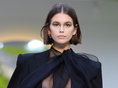 Putri Cindy Crawford, Kaia Gerber Alami Wardrobe Malfunction