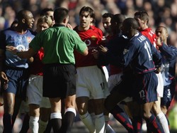 Ruud van Nistelrooy terlibat keributan dengan pemain Arsenal di ajang Piala AFF pada Februari 2003. Dia lantas beradu argumen dalam laga yang dimenangi Arsenal 2-0. (Foto: Gary M. Prior/Getty Images)