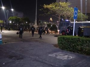 Polisi Pukul Mundur Massa di Jl Asia Afrika ke Arah Kebayoran
