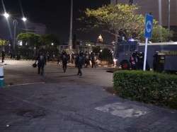 Polisi Pukul Mundur Massa di Jl Asia Afrika ke Arah Kebayoran