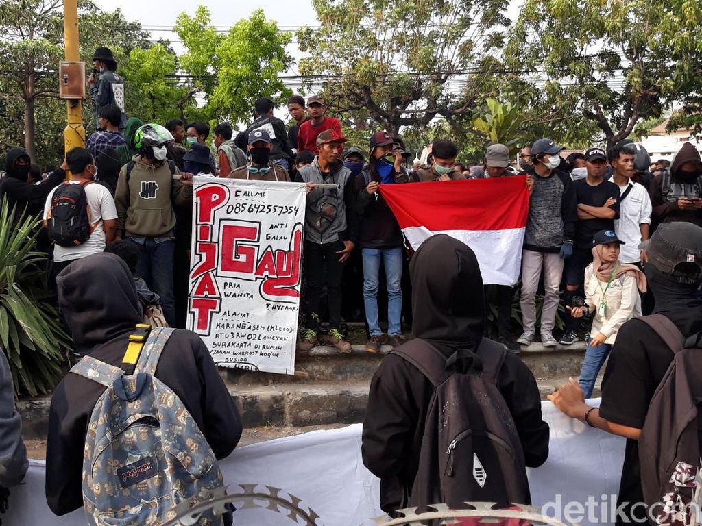 Poster Massa Aksi #SoloBergerak yang Bikin Salah Fokus Poster Massa Aksi #SoloBergerak yang Bikin Salah Fokus