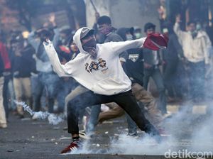 Waspadai 5 Risiko Cedera Akibat Lemparan Batu Saat Demo Ricuh