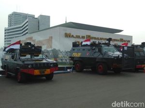 Ada Demo, Barracuda hingga Water Cannon Disiagakan di DPR