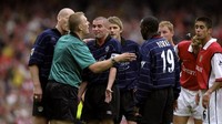 Roy Keane dari Manchester United berbicara dengan wasit setelah emosinya meledak dalam laga melawan Arsenal di Highbury pada Agustus 1999. Pertandingan berakhir untuk kemenangan Manchester United 2-1. (Foto: Clive Brunskill/Getty Images)