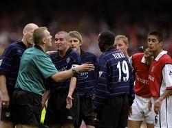 Roy Keane dari Manchester United berbicara dengan wasit setelah emosinya meledak dalam laga melawan Arsenal di Highbury pada Agustus 1999. Pertandingan berakhir untuk kemenangan Manchester United 2-1. (Foto: Clive Brunskill/Getty Images)