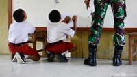 Antusias Anak-anak SD Miangas Belajar Bareng TNI