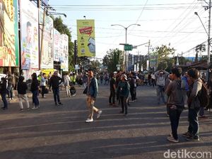 Tinggalkan Lokasi, Peserta #gejayanmemanggil2 Bersihkan Sampah
