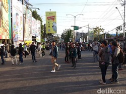 Tinggalkan Lokasi, Peserta #gejayanmemanggil2 Bersihkan Sampah