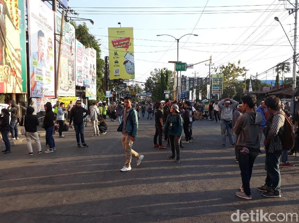 Tinggalkan Lokasi, Peserta #gejayanmemanggil2 Bersihkan Sampah Tinggalkan Lokasi, Peserta #gejayanmemanggil2 Bersihkan Sampah