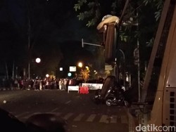 Bentrok dengan Polisi, Demonstran Sempat Tutup Jalan Surapati Bandung