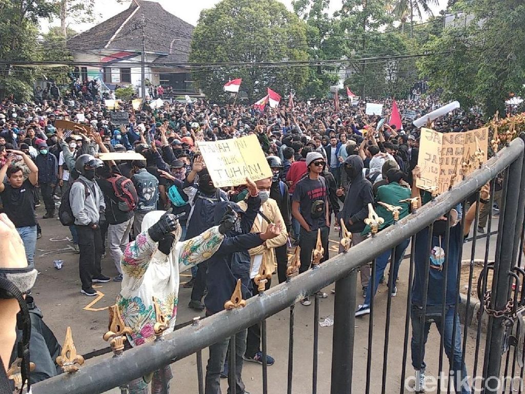 Respons Mahasiswa soal Anarcho Tunggangi Demo Ricuh di Bandung Respons Mahasiswa soal Anarcho Tunggangi Demo Ricuh di Bandung