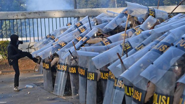 Pengunjuk rasa bentrok dengan polisi di Jalan Gatot Subroto, dekat kompleks Parlemen, Jakarta, Senin (30/9/2019). Unjuk rasa gabungan pelajar dan mahasiswa yang menolak UU KPK dan pengesahan RUU KUHP tersebut berakhir ricuh.  ANTARA FOTO/Aditya Pradana Putra/ama.