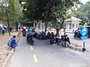 Peserta Aksi #GejayanMemanggil2 Mulai Berkumpul di Bundaran UGM