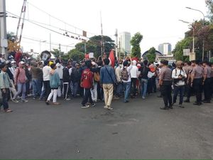 Siswa-siswi SMAN 24 Jakarta Pulang Dikawal Guru