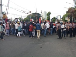 Siswa-siswi SMAN 24 Jakarta Pulang Dikawal Guru