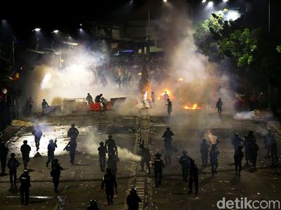 Momen Aksi Polisi Pukul Mundur Massa
