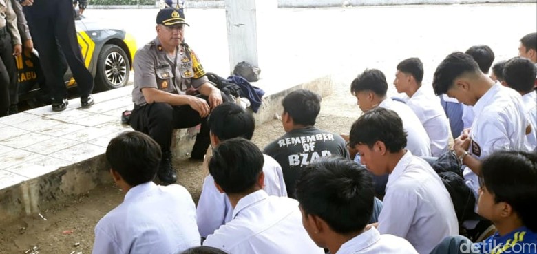 Polisi Amankan Puluhan Pelajar Sukabumi yang Akan Demo ke Jakarta Polisi Amankan Puluhan Pelajar Sukabumi yang Akan Demo ke Jakarta