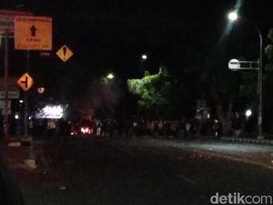 Lawan Polisi, Demonstran Bakar-bakar di Jalan Surapati Bandung Lawan Polisi, Demonstran Bakar-bakar di Jalan Surapati Bandung