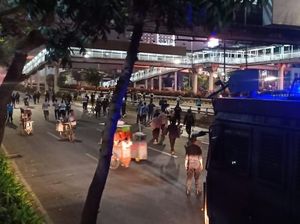 Ricuh di Semanggi, 3 Pedagang Kaki Lima Kocar-kacir Dorong Gerobak