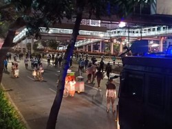Ricuh di Semanggi, 3 Pedagang Kaki Lima Kocar-kacir Dorong Gerobak