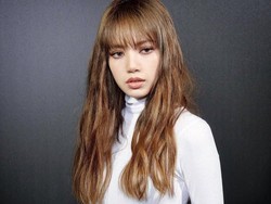 Penampilan Terbaru Lisa Blackpink di Paris Fashion Week Dipuji Mirip Boneka