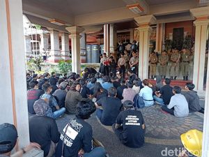 Mahasiswi Pembawa Poster Selangkangan Bukan Milik Negara Ditegur Rektorat Mahasiswi Pembawa Poster Selangkangan Bukan Milik Negara Ditegur Rektorat