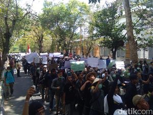 Massa Aksi #GejayanMemanggil2 Mulai Bergerak ke Pertigaan Colombo