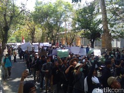 Massa Aksi #GejayanMemanggil2 Mulai Bergerak ke Pertigaan Colombo