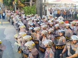 Markas Polda Metro Jaya Dijaga Puluhan Polisi, Ada Apa?