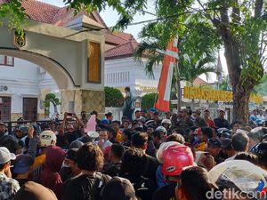 Tak Terima Anggotanya Ditahan, Ratusan Pendekar Geruduk Kejari Banyuwangi