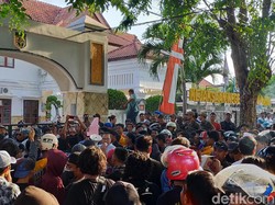 Tak Terima Anggotanya Ditahan, Ratusan Pendekar Geruduk Kejari Banyuwangi