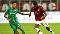 Milan hanya mampu memperkecil ketertinggalan melalui gol dari Rafael Leao. Marco Luzzani/Getty Images.