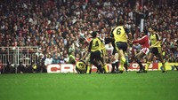 Perkelahian terjadi di lapangan antara pemain Arsenal dan Manchester United di Old Trafford pada 20 Oktober 1990. (Foto: Russell Cheyne/Allsport)