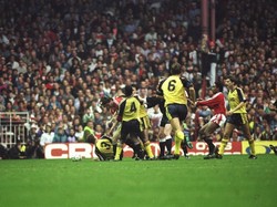 Perkelahian terjadi di lapangan antara pemain Arsenal dan Manchester United di Old Trafford pada 20 Oktober 1990. (Foto: Russell Cheyne/Allsport)
