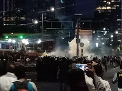 Massa Ricuh di Tol Semanggi, Polisi Keluarkan Tembakan Gas Air Mata