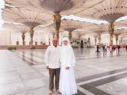 Bikin Pangling, Ini Gaya Hijab Maia Saat Umrah Pertama Bareng Suami