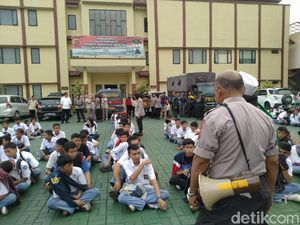 Video Petani Semprot Anaknya yang Hendak Demo