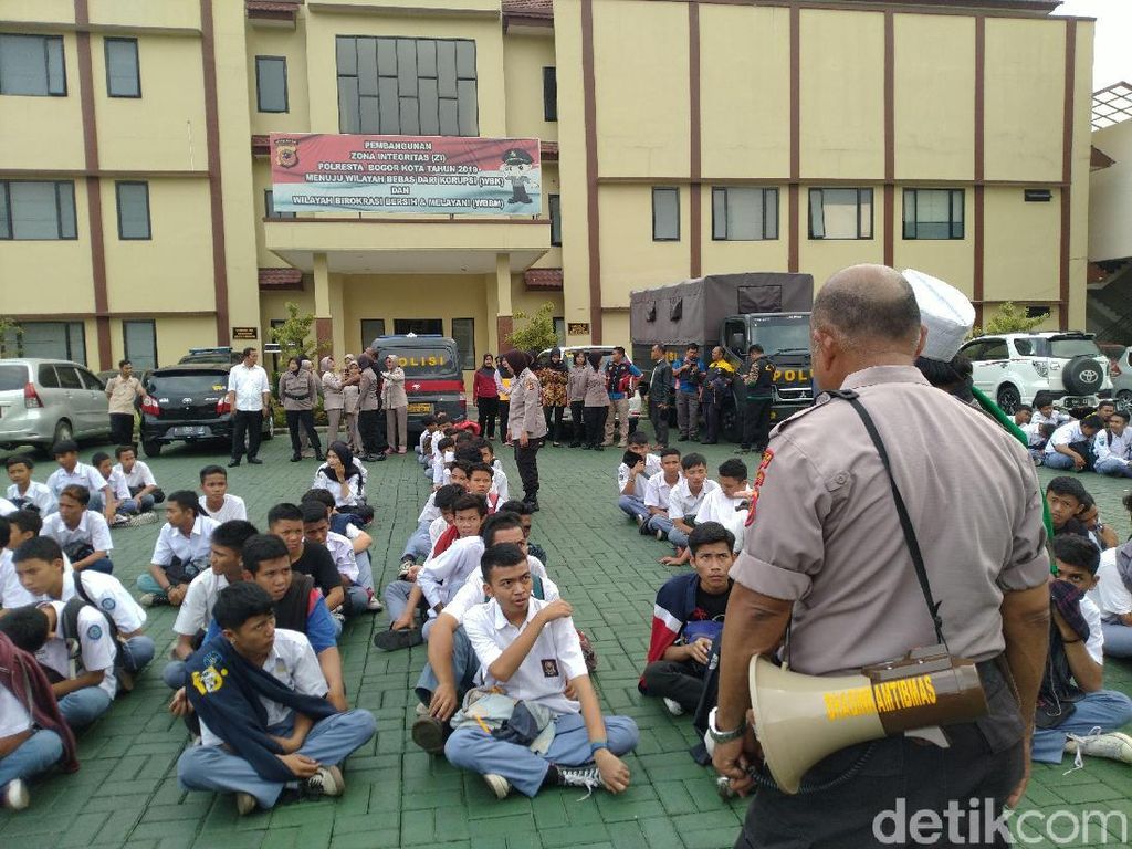 Video Petani Semprot Anaknya yang Hendak Demo Video Petani Semprot Anaknya yang Hendak Demo